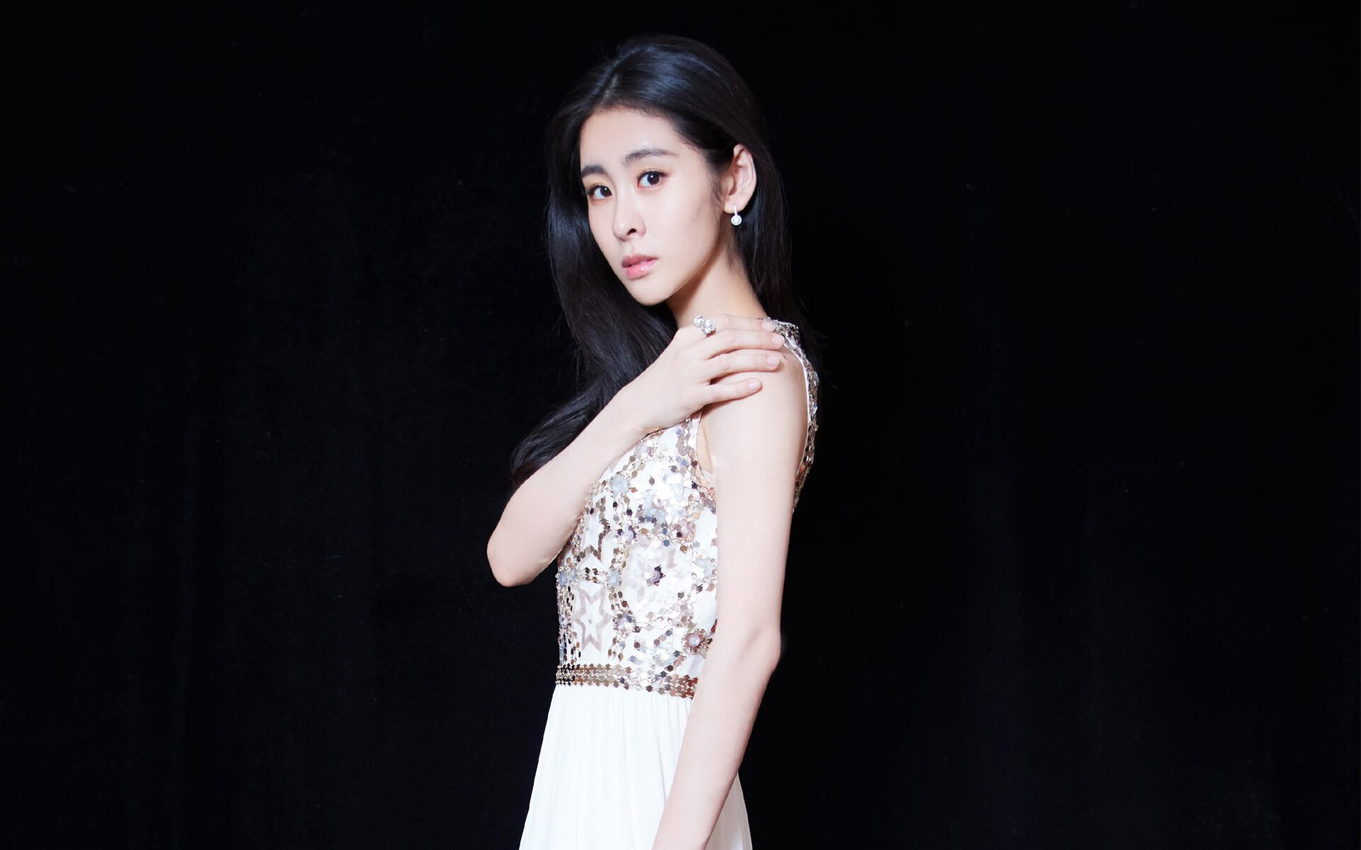 爱游戏体育官方网站-张伟丽为训练馆搬迁剪彩表达感谢，张伟丽教练团队介绍